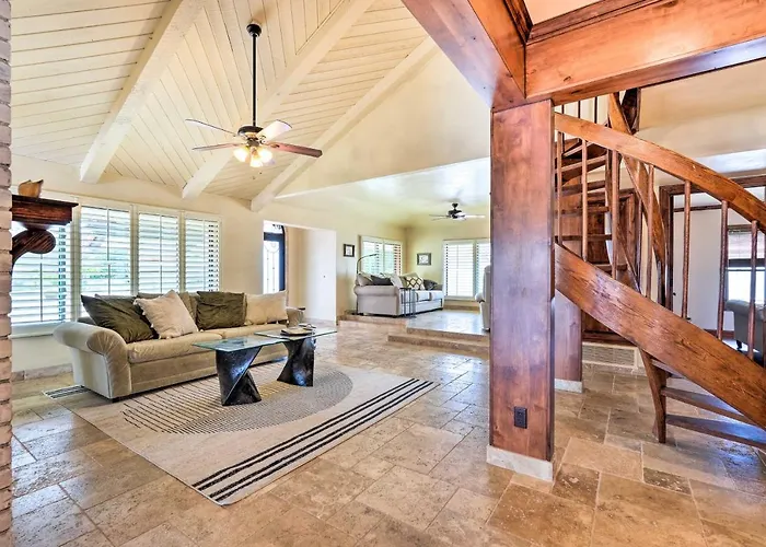 Pool & Putting Green: Group Getaway In Glendale! Holiday home *