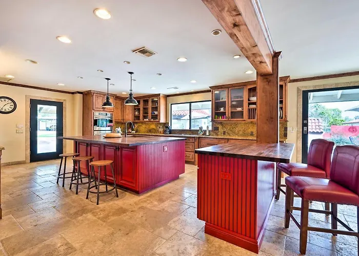 Pool & Putting Green: Group Getaway In Glendale! Phoenix