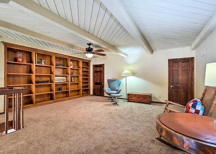Pool & Putting Green: Group Getaway In Glendale!