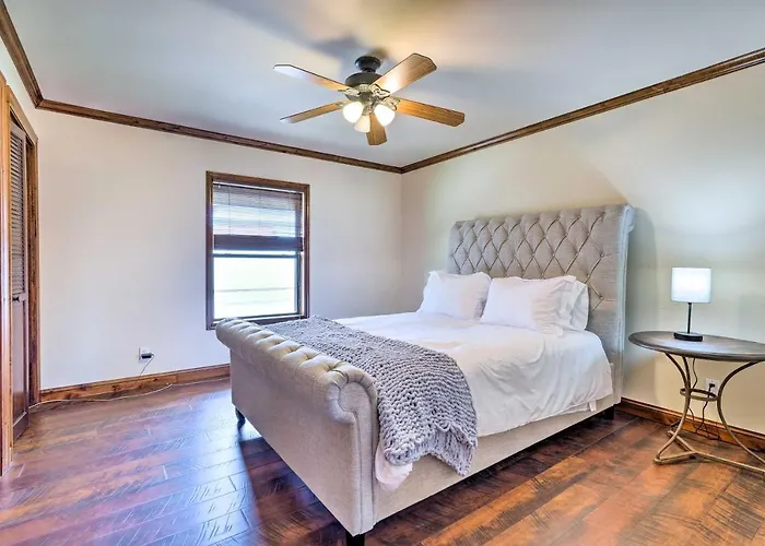 Holiday home Pool & Putting Green: Group Getaway In Glendale! *