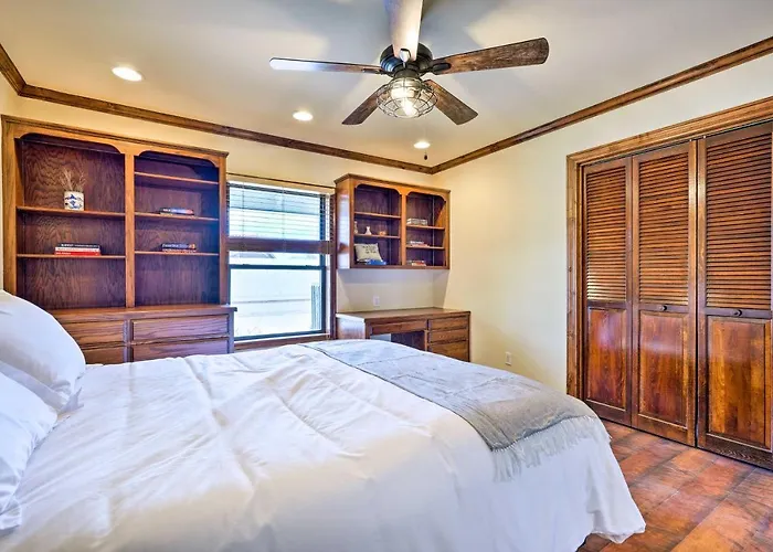 Pool & Putting Green: Group Getaway In Glendale! Holiday home *