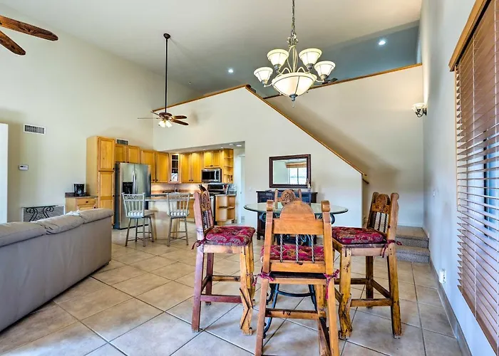 Pool & Putting Green: Group Getaway In Glendale! Holiday home *