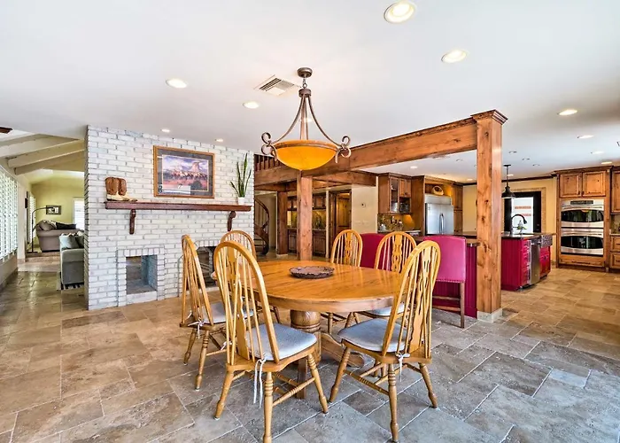 Pool & Putting Green: Group Getaway In Glendale! Holiday home Phoenix