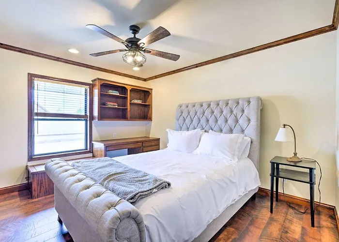Pool & Putting Green: Group Getaway In Glendale!