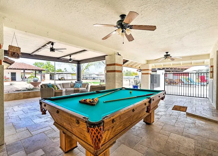 Holiday home Pool & Putting Green: Group Getaway In Glendale! *