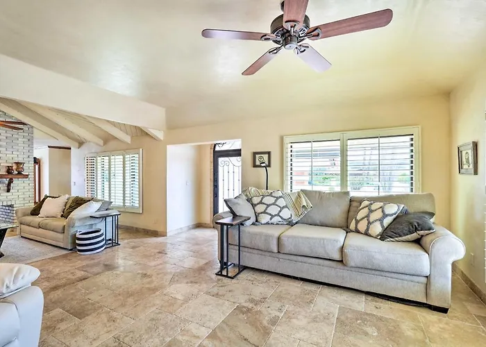 Pool & Putting Green: Group Getaway In Glendale! *