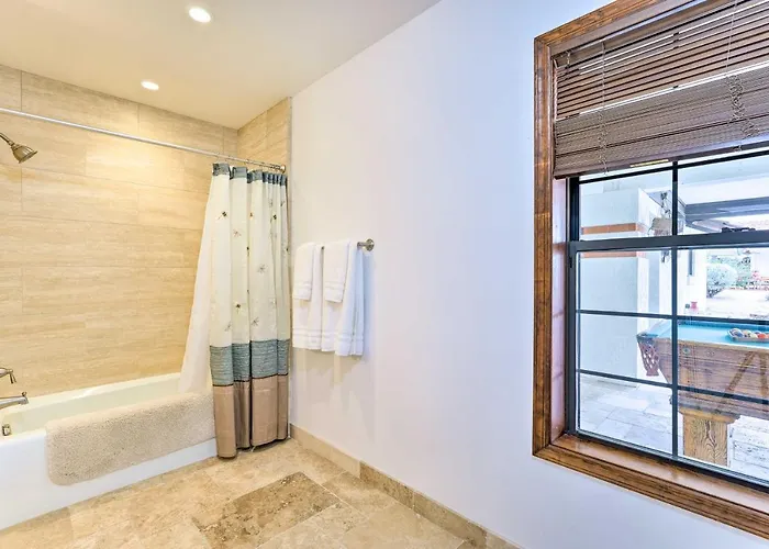 Holiday home Pool & Putting Green: Group Getaway In Glendale! *