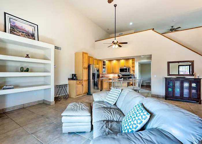 Pool & Putting Green: Group Getaway In Glendale! Holiday home Phoenix