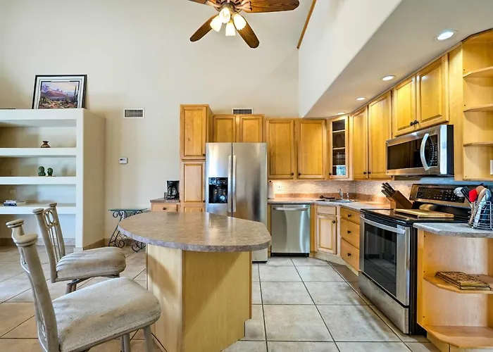 Holiday home Pool & Putting Green: Group Getaway In Glendale! *