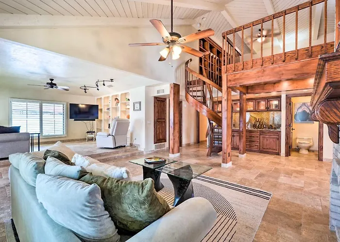 Pool & Putting Green: Group Getaway In Glendale! Holiday home *