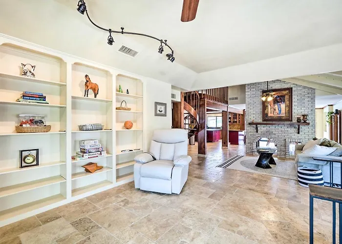 Holiday home Pool & Putting Green: Group Getaway In Glendale! *