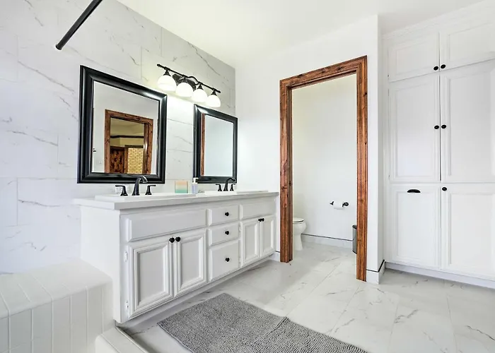 Holiday home Pool & Putting Green: Group Getaway In Glendale! *