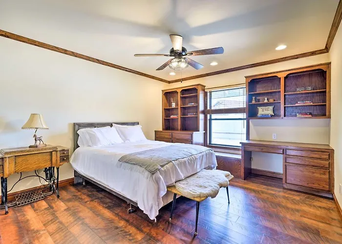 Pool & Putting Green: Group Getaway In Glendale! Phoenix