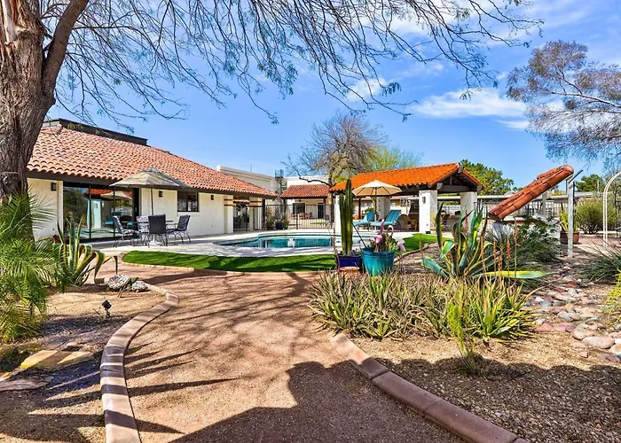 Holiday home Pool & Putting Green: Group Getaway In Glendale!