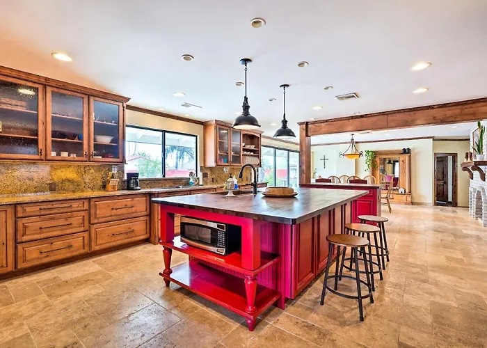 Pool & Putting Green: Group Getaway In Glendale! *