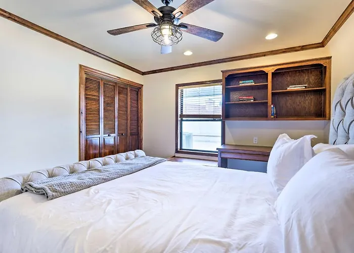 Pool & Putting Green: Group Getaway In Glendale! Holiday home