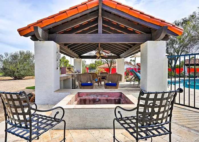 Holiday home Pool & Putting Green: Group Getaway In Glendale!