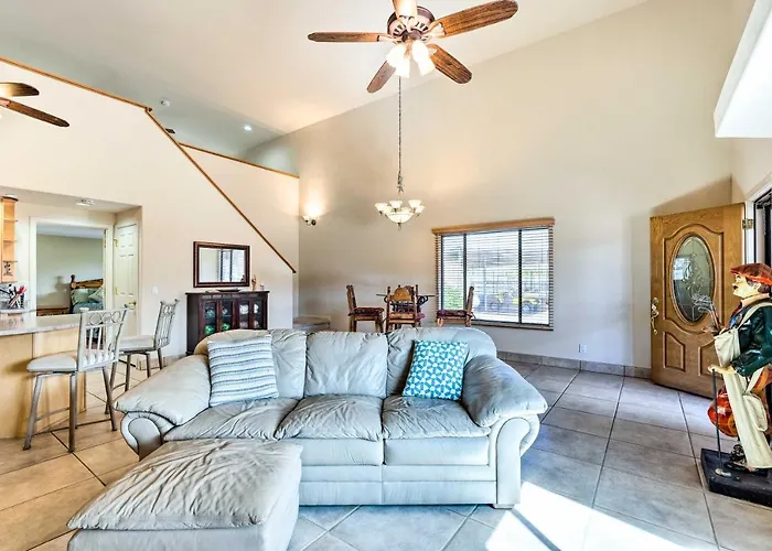 Holiday home Pool & Putting Green: Group Getaway In Glendale! *