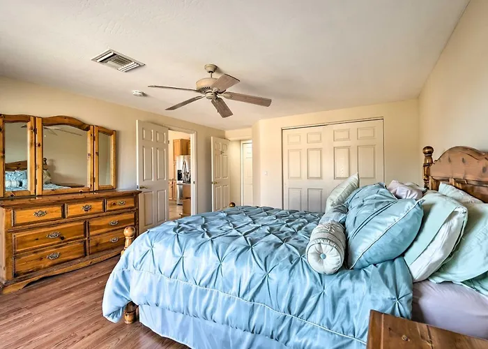 Pool & Putting Green: Group Getaway In Glendale! Holiday home *