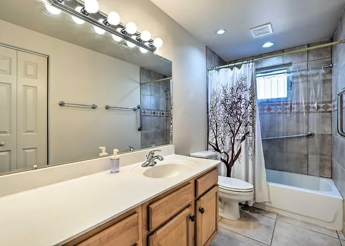 Holiday home Pool & Putting Green: Group Getaway In Glendale!